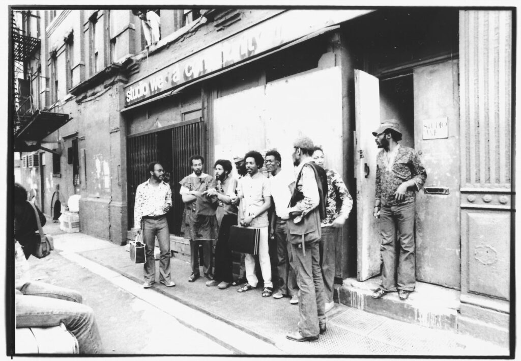 Noah Howard, cinquième en partant de la gauche, devant le Studio We en 1973 © Thierry Trombert